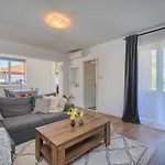 Relax Split Area With Private Jacuzzi On Terrace With Mountain View * Srinjine