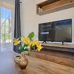 Relax Split Area With Private Jacuzzi On Terrace With Mountain View Daire Srinjine