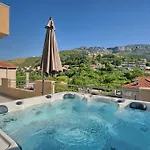 Relax Split Area With Private Jacuzzi On Terrace With Mountain View Daire Srinjine