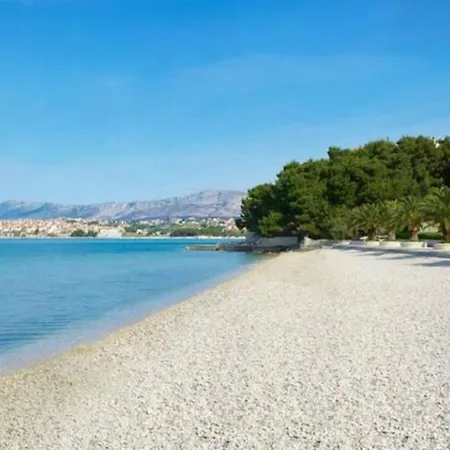Relax Split Area With Private Jacuzzi On Terrace With Mountain View Apartment