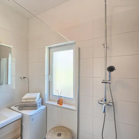 Relax Split Area With Private Jacuzzi On Terrace With Mountain View *
