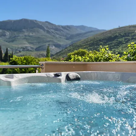 Relax Split Area With Private Jacuzzi On Terrace With Mountain View Apartment *