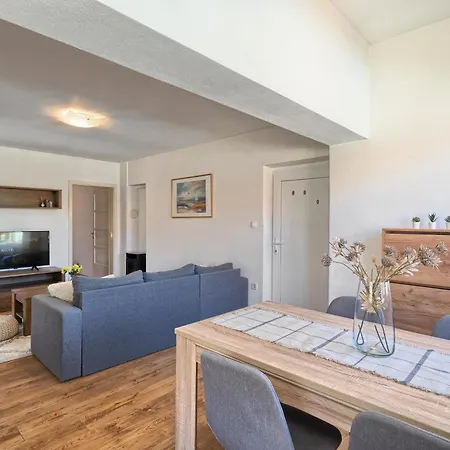 Relax Split Area With Private Jacuzzi On Terrace With Mountain View Srinjine