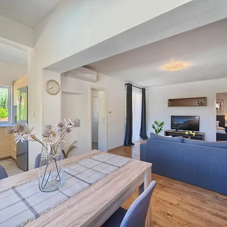 Relax Split Area With Private Jacuzzi On Terrace With Mountain View