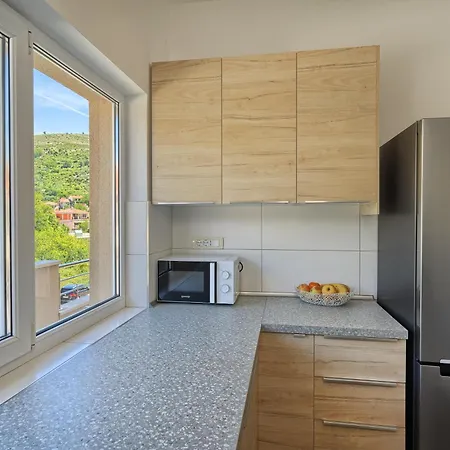 Relax Split Area With Private Jacuzzi On Terrace With Mountain View Apartment