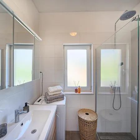 Relax Split Area With Private Jacuzzi On Terrace With Mountain View