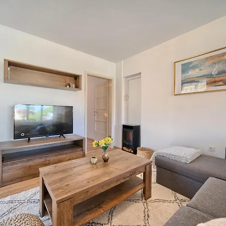 Relax Split Area With Private Jacuzzi On Terrace With Mountain View *
