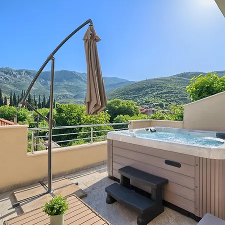 Relax Split Area With Private Jacuzzi On Terrace With Mountain View