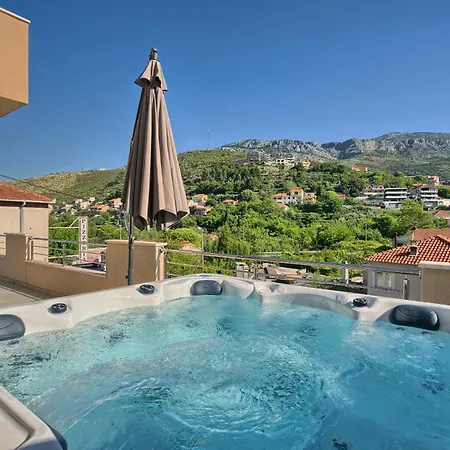 Relax Split Area With Private Jacuzzi On Terrace With Mountain View Apartment Srinjine