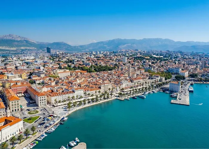 Relax Split Area With Private Jacuzzi On Terrace With Mountain View Srinjine