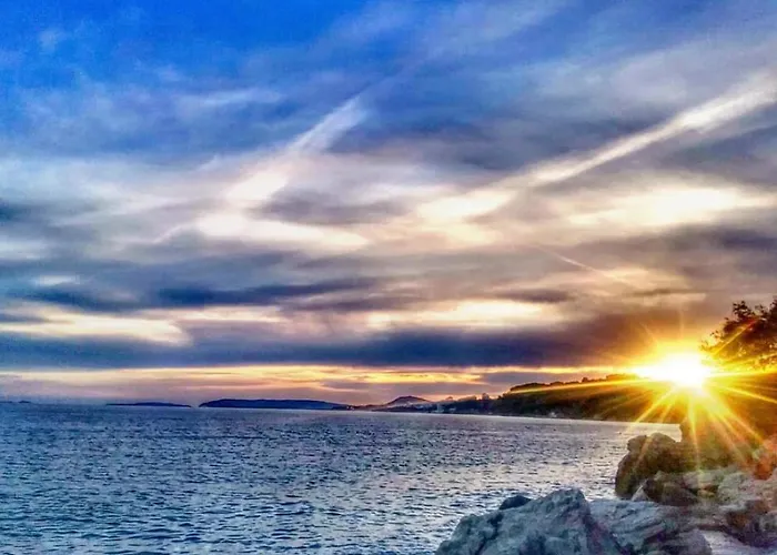 Relax Split Area With Private Jacuzzi On Terrace With Mountain View