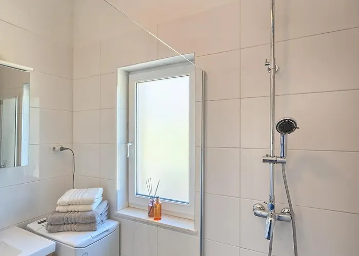 Relax Split Area With Private Jacuzzi On Terrace With Mountain View *