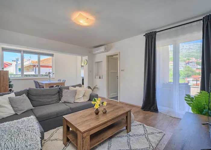 Relax Split Area With Private Jacuzzi On Terrace With Mountain View * Srinjine