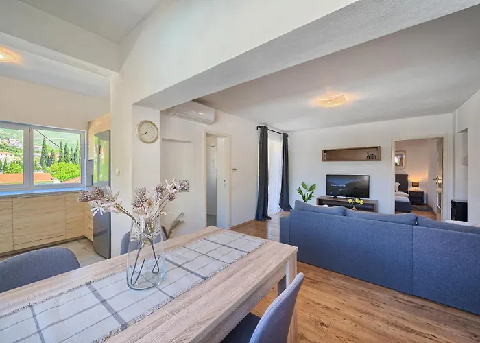 Relax Split Area With Private Jacuzzi On Terrace With Mountain View