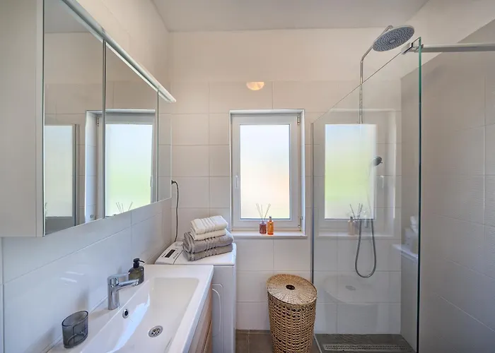 Relax Split Area With Private Jacuzzi On Terrace With Mountain View