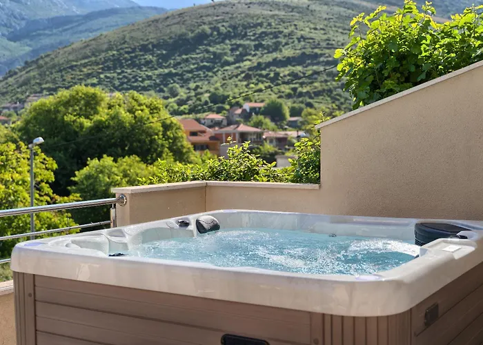 Relax Split Area With Private Jacuzzi On Terrace With Mountain View *