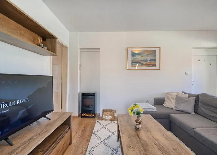 Relax Split Area With Private Jacuzzi On Terrace With Mountain View